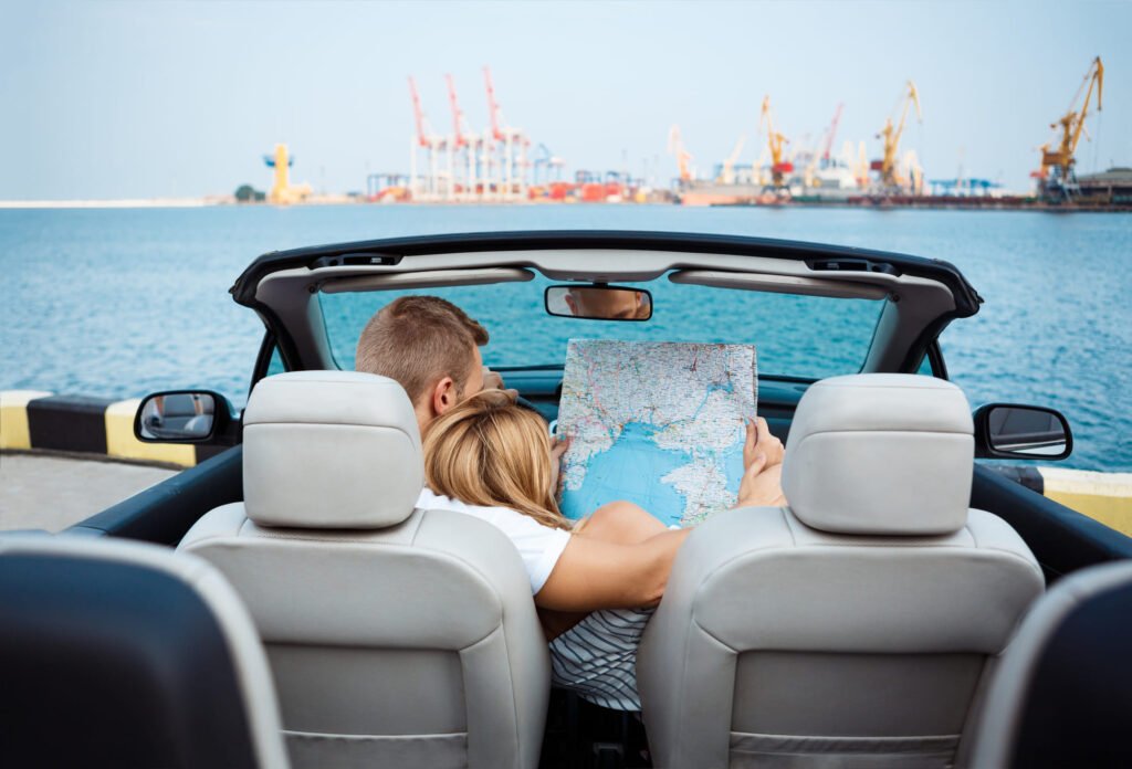 Pareja viajando en auto por carretera