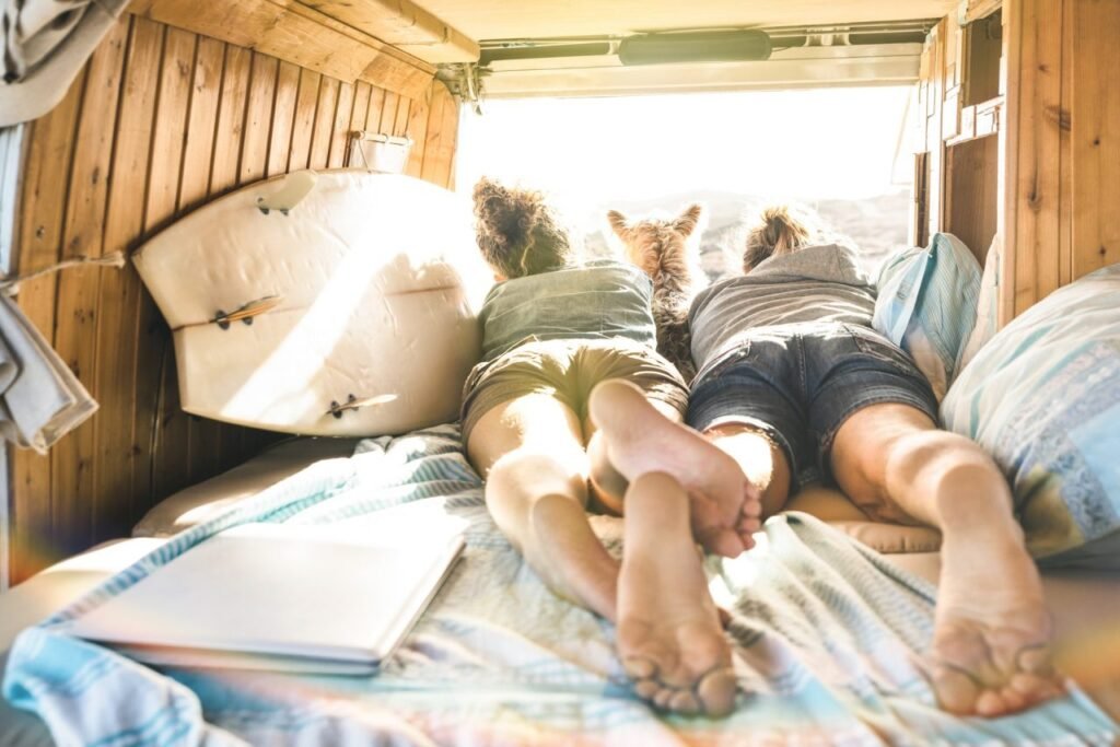 Pareja de viaje con su perro